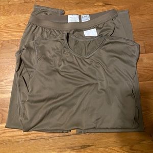 NWT- Army silk light weighted cold weather undergarments. Top and bottom